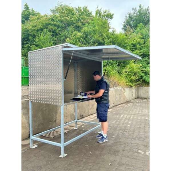 Mobiler Planstand mit LED-Leuchten und Steckdosen