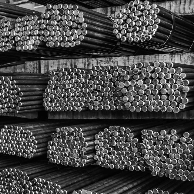 Stapel von Metallwinkelprofilen in Zickzack-Anordnung, häufig verwendet im Bau- und Industriebereich.